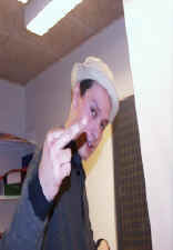 karl_med fuck_fingeren.jpg (32229 bytes)